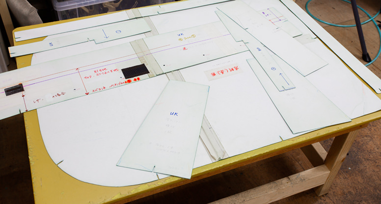 手で裁断をしていた当時の型紙