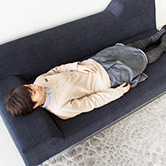 奥行が深く、広くゆったりと横になれるソファ