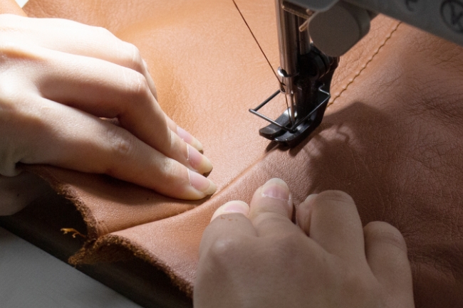 正確な縫製により、シワのないカバーリングが可能。直線と曲線が際立つシルエットに