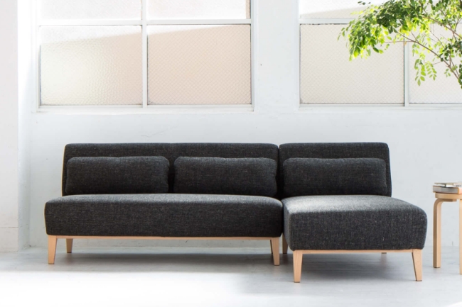 左右どちらからでも座れる丸みを帯びたMAROON。足元の直線が、曲線をより引き立たせている