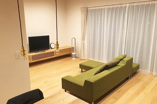 【MEGUMI】FLANNELSOFA PENTA900　グレー ソファライフフォト | ソファ専門店FLANNEL SOFA