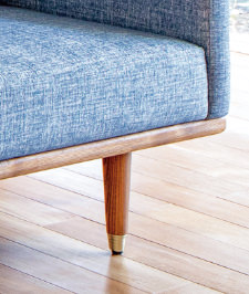 耐久性の高いアッシュ無垢材の脚、真鍮はソファ全体を引き締めます