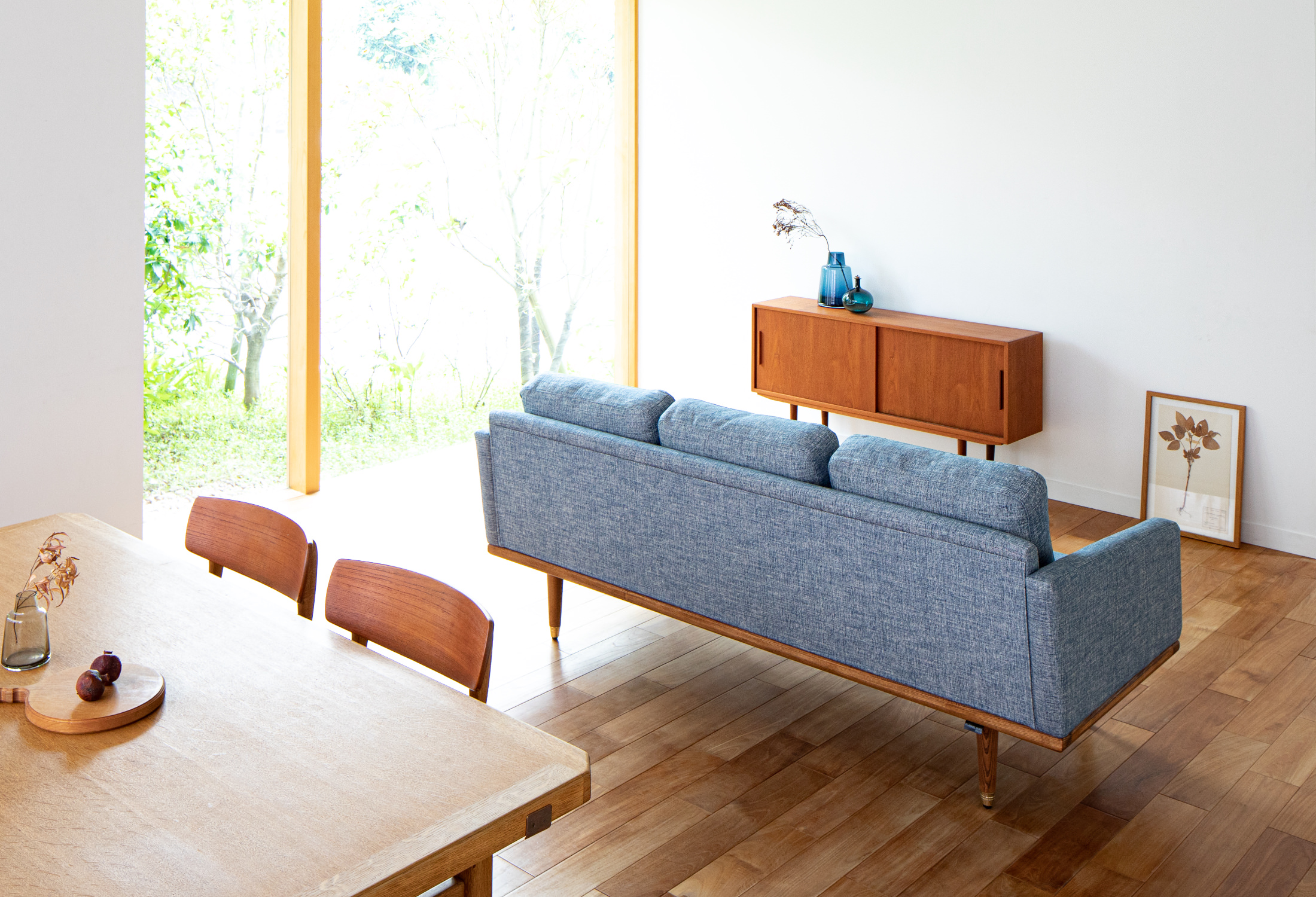 高めの脚でありながら、低く設計された背