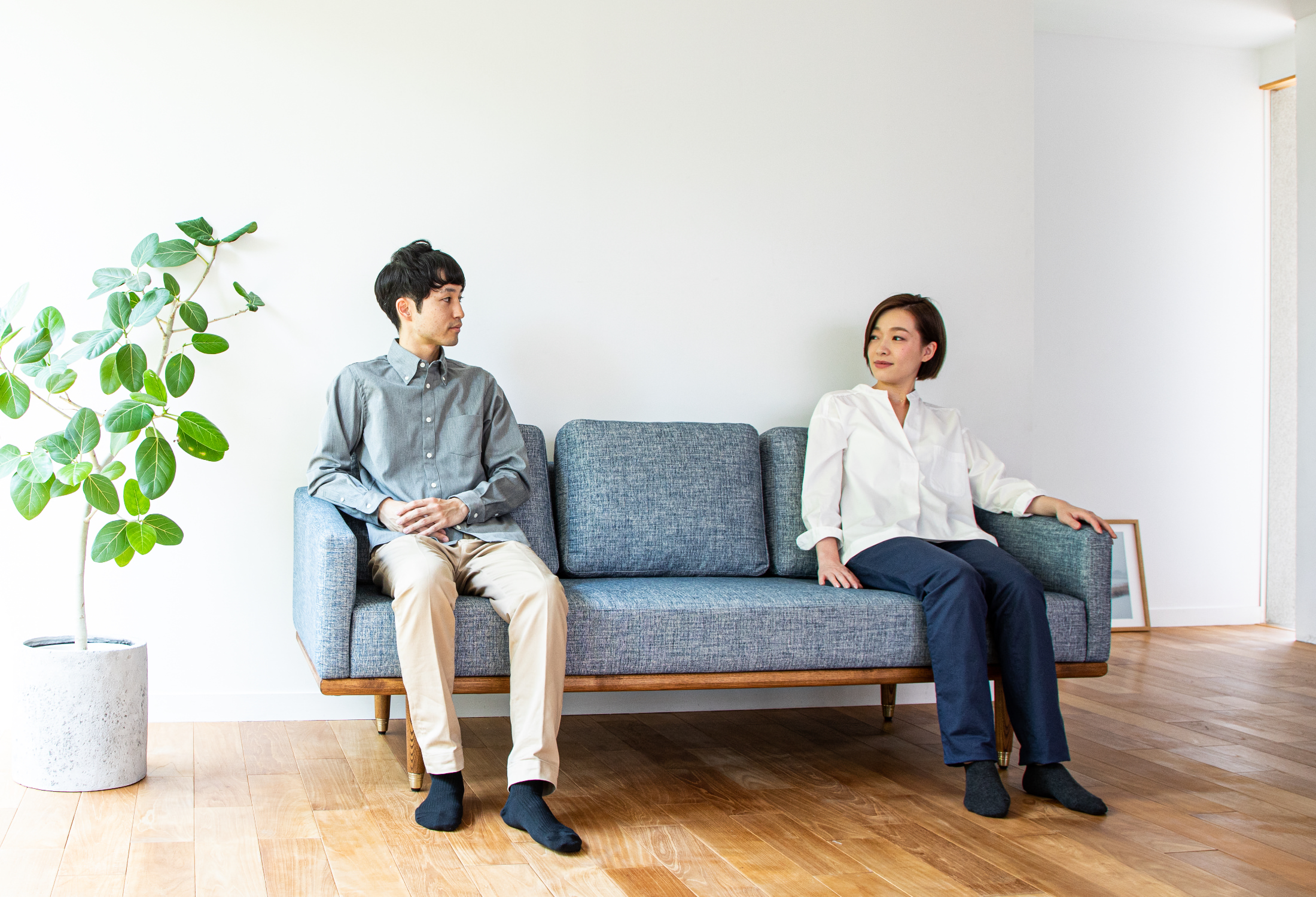 1720mmある座面幅で、2人で座っても十分な広さ