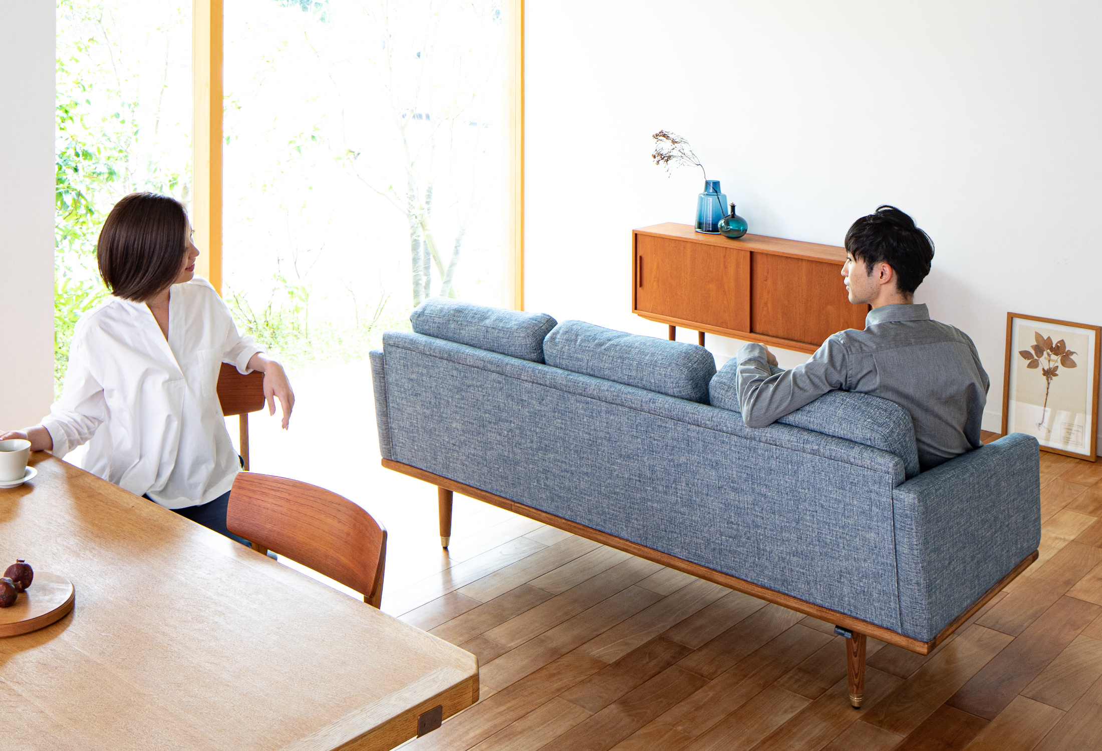 背クッションは低めに設計。振り返りやすい高さ