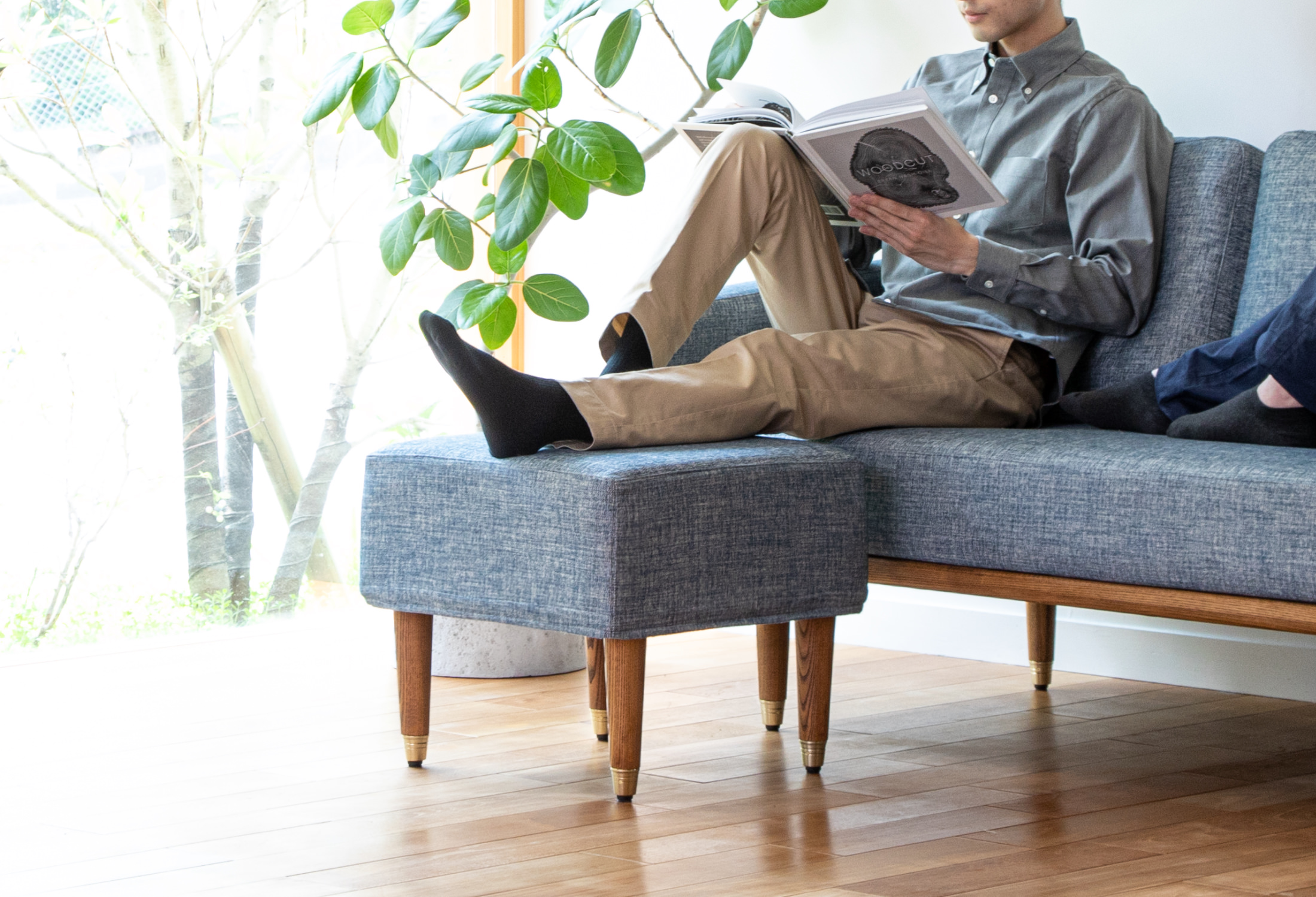 OMNI(オムニ)スツールの脚をFOLKE仕様に特別オーダー