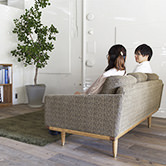 北欧デザインのソファで多様な生活シーンに馴染みます。