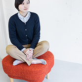 あぐらもかける広い座面のスツール MAPLE