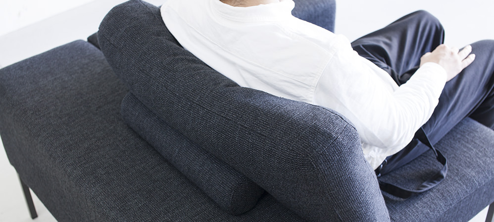 ボルスタークッションにより、身体をしっかり支えてくれるソファ