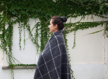 大判サイズでぐるっと包まれる、贅沢で優しい温かさ。