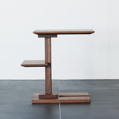 二枚の天板を使い分ける無垢材のSOMMELIERサイドテーブル | ソファ専門