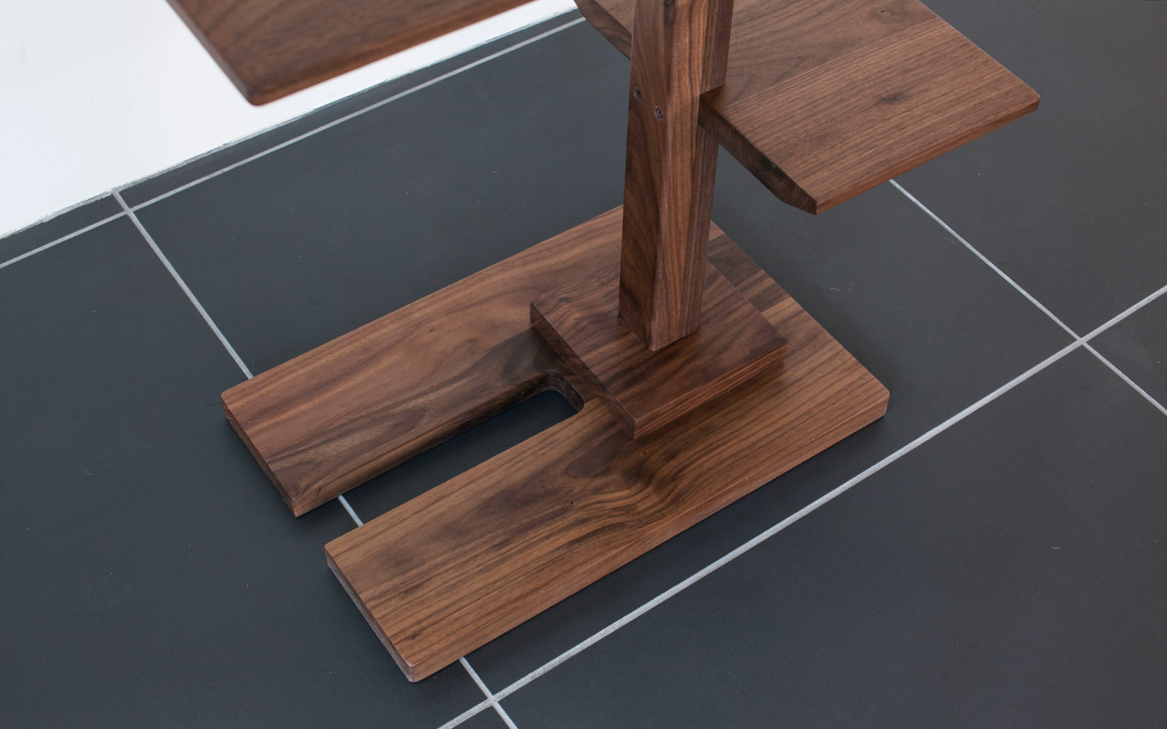 二枚の天板を使い分ける無垢材のSOMMELIERサイドテーブル | ソファ専門店FLANNEL SOFA