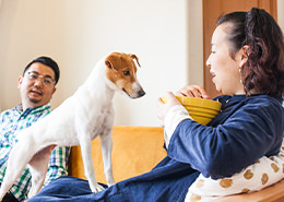 広々したソファリントで寛ぐご夫婦