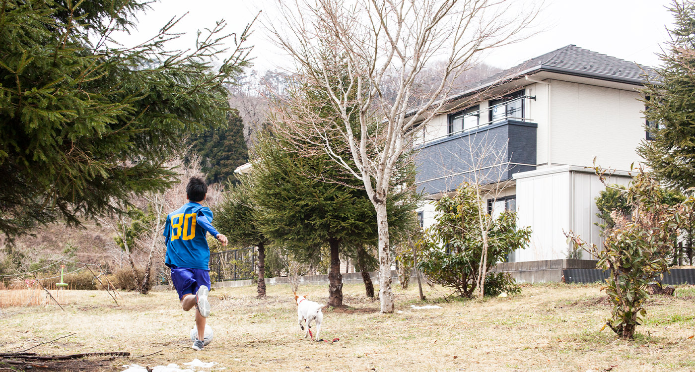 緑地を駆け抜ける長男と愛犬